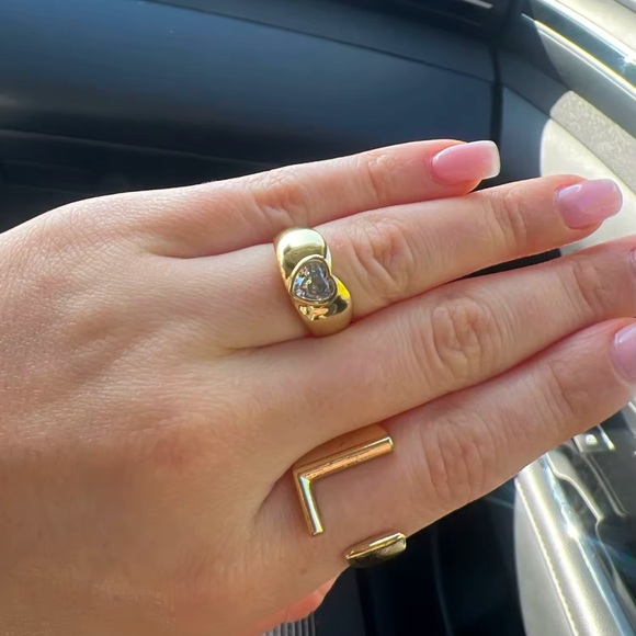 NWOT Bold ring with heart-shaped zirconia in gold - Picture 6 of 6